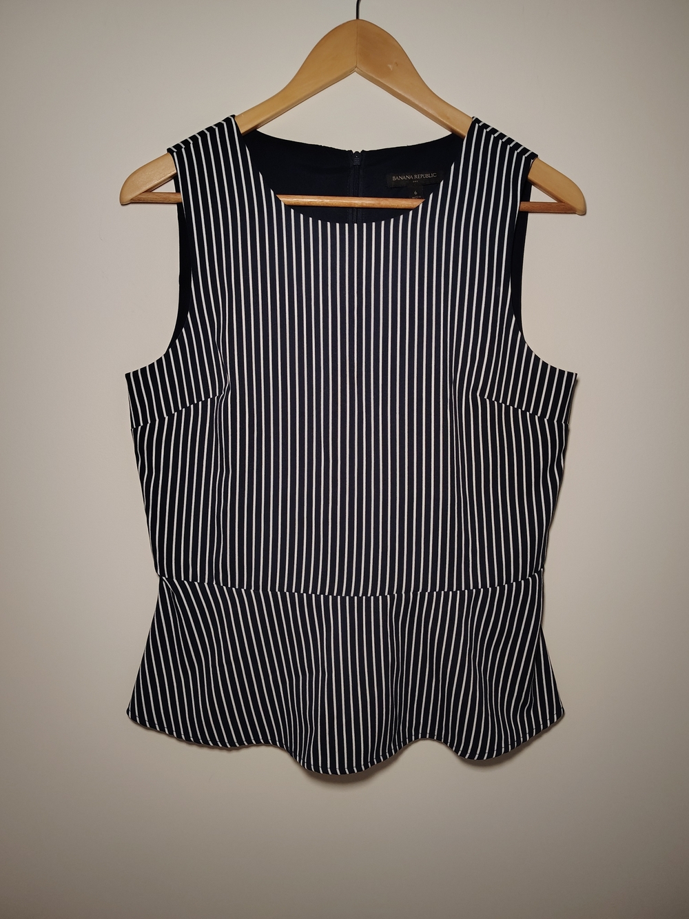 Banana Republic Women’s 6 Navy White Pinstripe Sleeveless Peplum Blouse Top